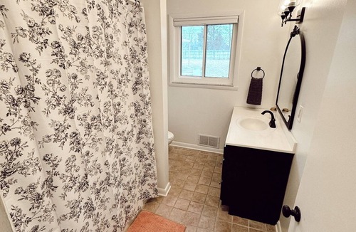 Indianapolis House | Large Ranch House Private Sleeps 12 Big Living Room and Back Yard Close Downtown