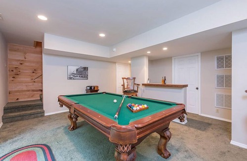 Fairview Cabin | Larson Lookout | Log Cabin with Mountain Views & Hot Tub!