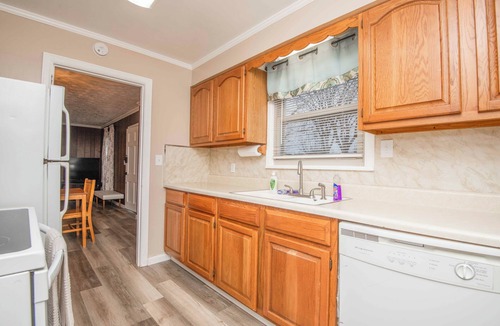 Knoxville House | Laurel Circle Hideaway. Calm, Clean & Convenient