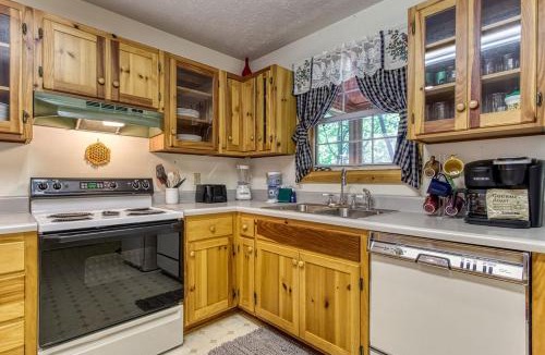 Wears Valley Ski Chalet | Laurel Cottage, 560 FREE tickets each paid day, Hot Tub, Pool Table!