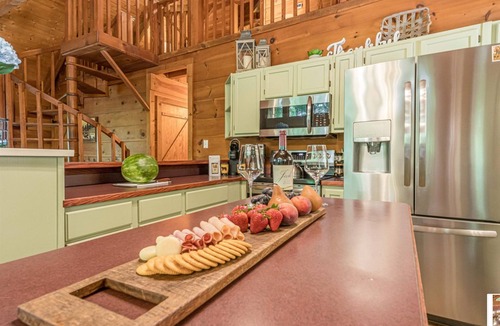 Clarkesville Cabin | Lazy Bear Cabin - Breathtaking Mountain Views, Hot Tub & Fire Pit
