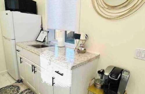 Redmond House | Light, bright & clean, studio guest suite with private entrance and hot tub!