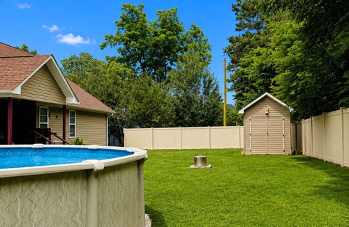 Scottsboro House | Lily Manor Estates — Executive Retreat with Pool Near Lake Guntersville