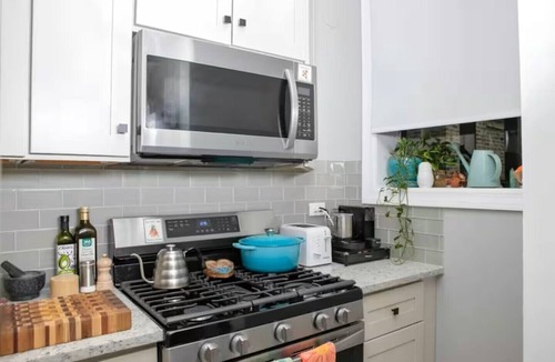 Sheffield Neighbors Condo | Lincoln Park Light-filled, Historic 1BDR Retreat