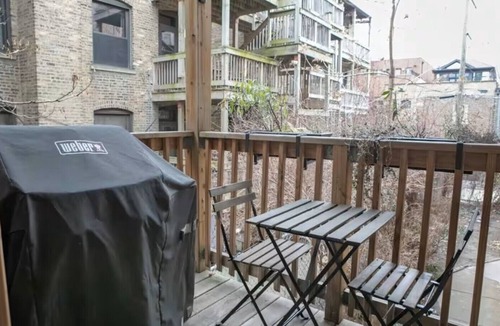 Sheffield Neighbors Condo | Lincoln Park Light-filled, Historic 1BDR Retreat