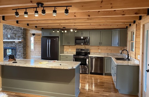 Luray Cabin | Little Bears Cabin - 5 Br/3 Fireplaces - Spend Spring in the Shenandoah Valley