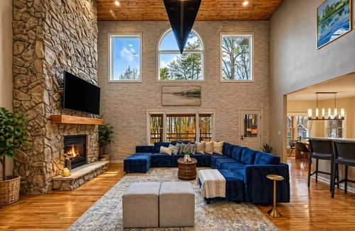 Lakeside Woods House | LKA Luxury Sandy Beach, Sauna, Hot Tub, Firepit