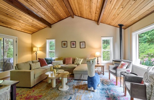 Estacada House | Llama's Creative Home!~Large HotTub~4BR~Dogs ok~Private Garden~Fully Stocked!