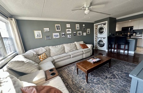 Downtown Knoxville Apartment | Local Life in KNOX! Pool+Campus+Downtown