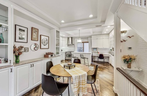 Lincoln Park House | Located in the Heart of Lincoln Park, walking distance to North Ave beach & more