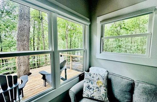 Groveoak Cabin | Lofted Romantic Tree House Immersed in Nature in Alabama