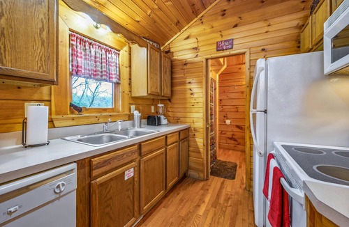 Gatlinburg Cabin | Log Cabin 5 Min to Gatlinburg Mountain View 2 King Suites Hot Tub