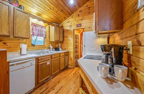 Gatlinburg Cabin | Log Cabin 5 Min to Gatlinburg Mountain View 2 King Suites Hot Tub