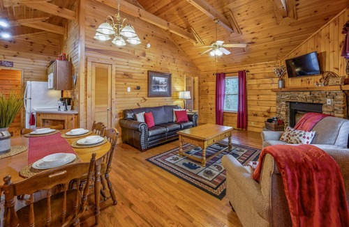 Gatlinburg Cabin | Log Cabin 5 Min to Gatlinburg Mountain View 2 King Suites Hot Tub