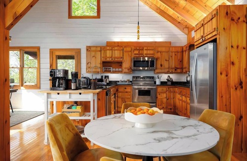 Burnsville Cabin | Log Cabin · 5BR · Sleeps 12 · Mt. Mitchell Views