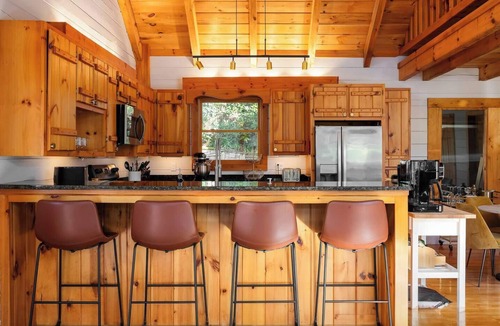 Burnsville Cabin | Log Cabin · 5BR · Sleeps 12 · Mt. Mitchell Views