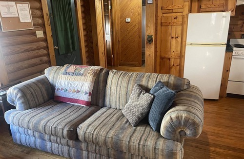 Slade Cabin | Log Cabin close to Natural Bridge State Park with hot tub and Wi-Fi