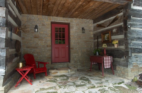 Gnaw Bone Cabin | Log Cabin on 5 Acres | Hot Tub, Game Room & Near Nashville 2BR, 2 BA