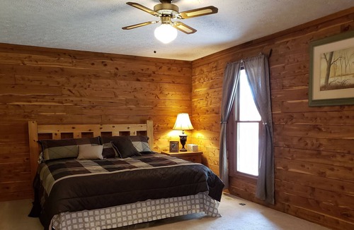 Nancy House | Log Home Newly Renovated 3 Bedroom, Sleeps 8, Near Lee’s Ford Marina