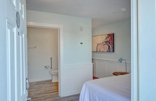 Surf City Hotel | Loggerhead Inn & Suites - Queen Room in hotel in Surf City, North Carolina