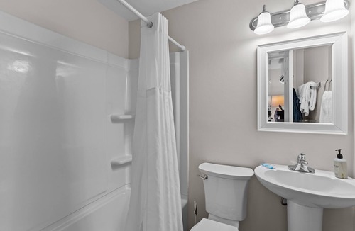 Surf City Hotel | Loggerhead Inn & Suites - Queen Room in hotel in Surf City, North Carolina