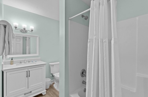 Surf City Hotel | Loggerhead Inn & Suites - King Room in hotel in Surf City, North Carolina