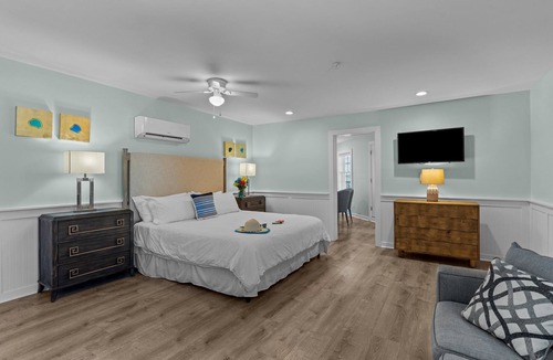 Surf City Hotel | Loggerhead Inn & Suites - King Suite in hotel in Surf City, North Carolina