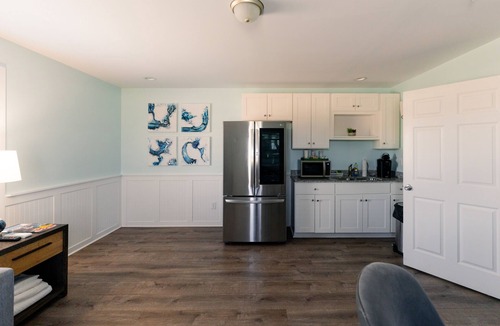 Surf City Hotel | Loggerhead Inn & Suites - King Premium Suite in hotel in Surf City, North Carolina