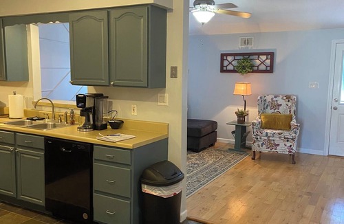 Powell Apartment | Long term chic en suite 2 bedroom Corp Rental in N. Knox/Powell with WiFi, AC