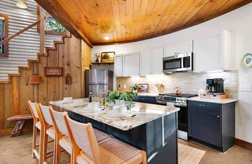 Lookout Valley Neighborhood Association House | Lookout Silo with Mountain Views & Hot Tub