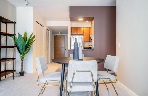 Downtown Chicago Apartment | Loop 1BR w Pool Gym nr Financial District CHI-261