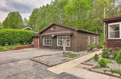 East Point Apartment | 'Loretta' Sun-Kissed Apt on Country Music Hwy