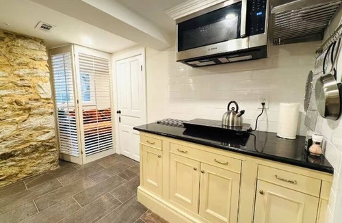 North Roland Park/Poplar Hill Apartment | Lovely 2-bedroom apartment with AC in vibrant Baltimore
