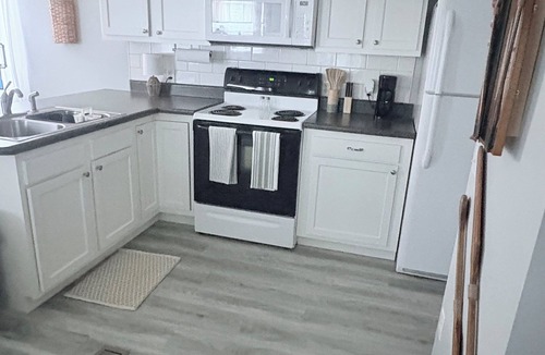 Corbin House | Lovely 2-bedroom mobile home with AC in Corbin. Only .4 miles from Laurel Lake.