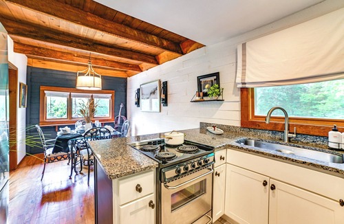Benton Cabin | Lovely Gilbertsville Cabin w/Patio, 4 Mi to Water