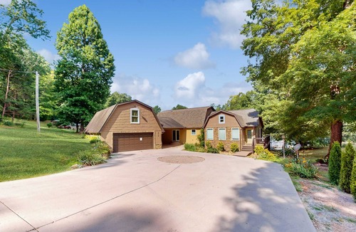 Maynardville House | Lovely Norris Lakefront Home・Firepit・Dock・Grill