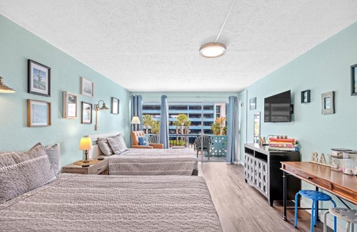 Myrtle Beach Apartment | Lovely Pool Front Studio