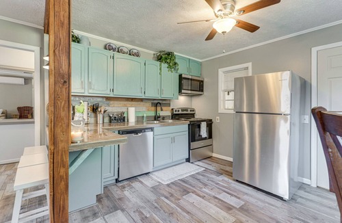 Kyle Cottage | Lovely Smoky Mountain Cottage w/Deck + Views!