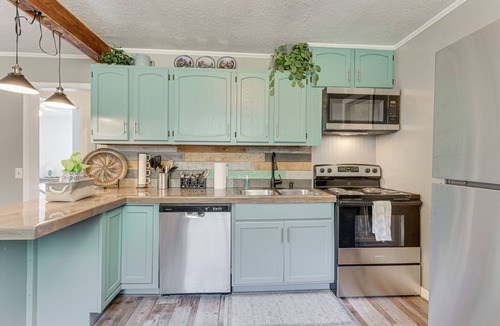 Kyle Cottage | Lovely Smoky Mountain Cottage w/Deck + Views!