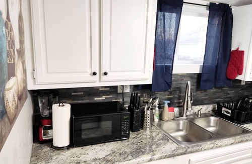 Greenfield House | Lovely Two Bedroom Home- Close to DT Greenfield