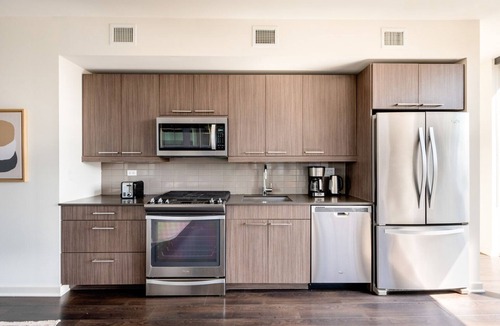 West Loop Apartment | Lovely West Loop 2BR w/W/D, Gym & Lounge, nr L, by Blueground