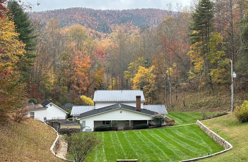 Stuart House | Lowell's Hollow countryside estate nestled in Virginia's Blue Ridge Mountains