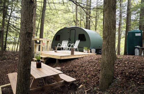 Keslers Cross Lanes House | Lucky Otter Camper - A Cozy Lakeside Nook