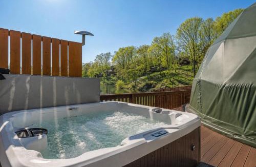 Luray House | Luna Dome - Lakefront with Hot Tub, Wi-Fi, Sleeps 4