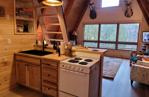 Luther Cabin | Luther Secluded Riverfront A-Frame