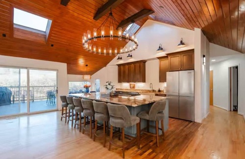 Kabletown House | LUX Lakefront King Suites w/Dock, HotTub, Kayaks