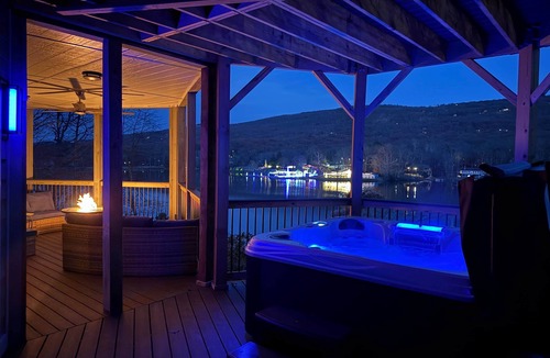 Kabletown House | LUX Lakefront King Suites w/Dock, HotTub, Kayaks