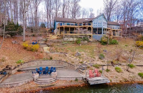 Kabletown House | LUX Lakefront King Suites w/Dock, HotTub, Kayaks