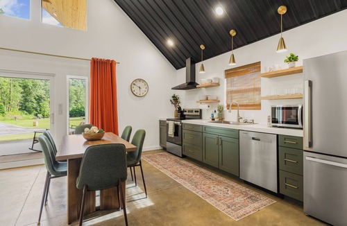 Waynesville House | LUX Mountain Barndominium Getaway/BRAND NEW/Sleeps 6/4 mi to Main St