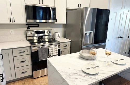 Cape Girardeau Apartment | Luxe 2KBR Apt w/Electric Fireplace · By KeenStays